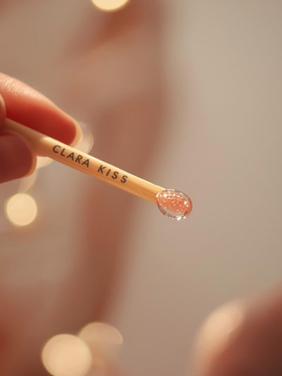 Tăm chỉ CLARA Kiss giúp loại bỏ mảng bám và thức ăn thừa .